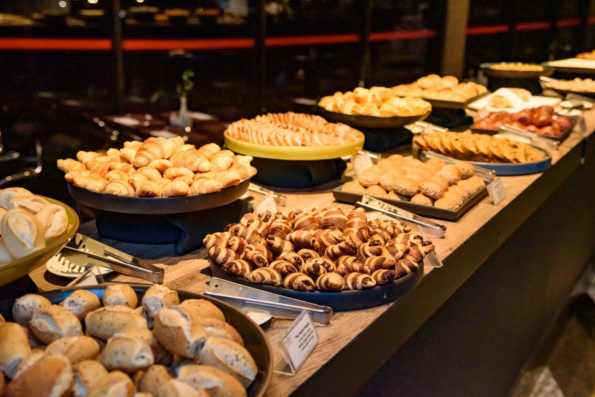 로열 튤립 브라질리아 알보라다 호텔 외부 사진 A selection of pastries at a buffet